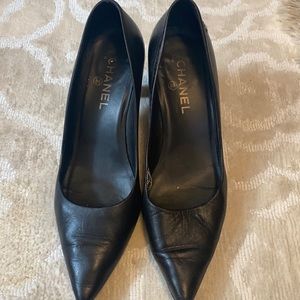 Chanel comfortable black pumps